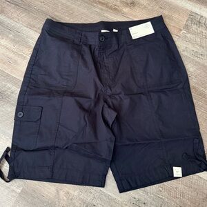 St. John's Bay women’s black Cargo Bermudas